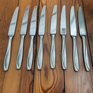 8 Oneida Groove Curved Line Dinner Knives Stainless 18/0 Indonesia